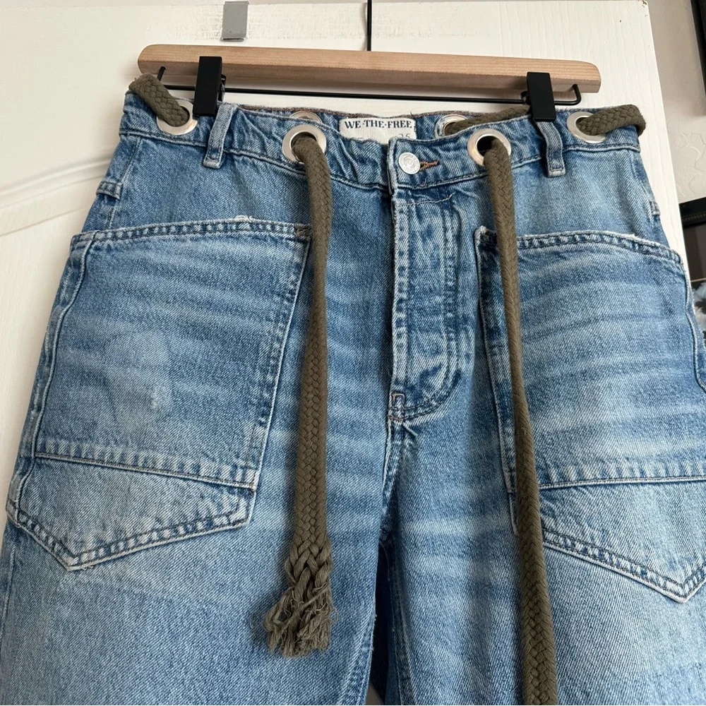 We The Free Moxie Barrel Jeans. Size: 25 - Picture 5 of 16